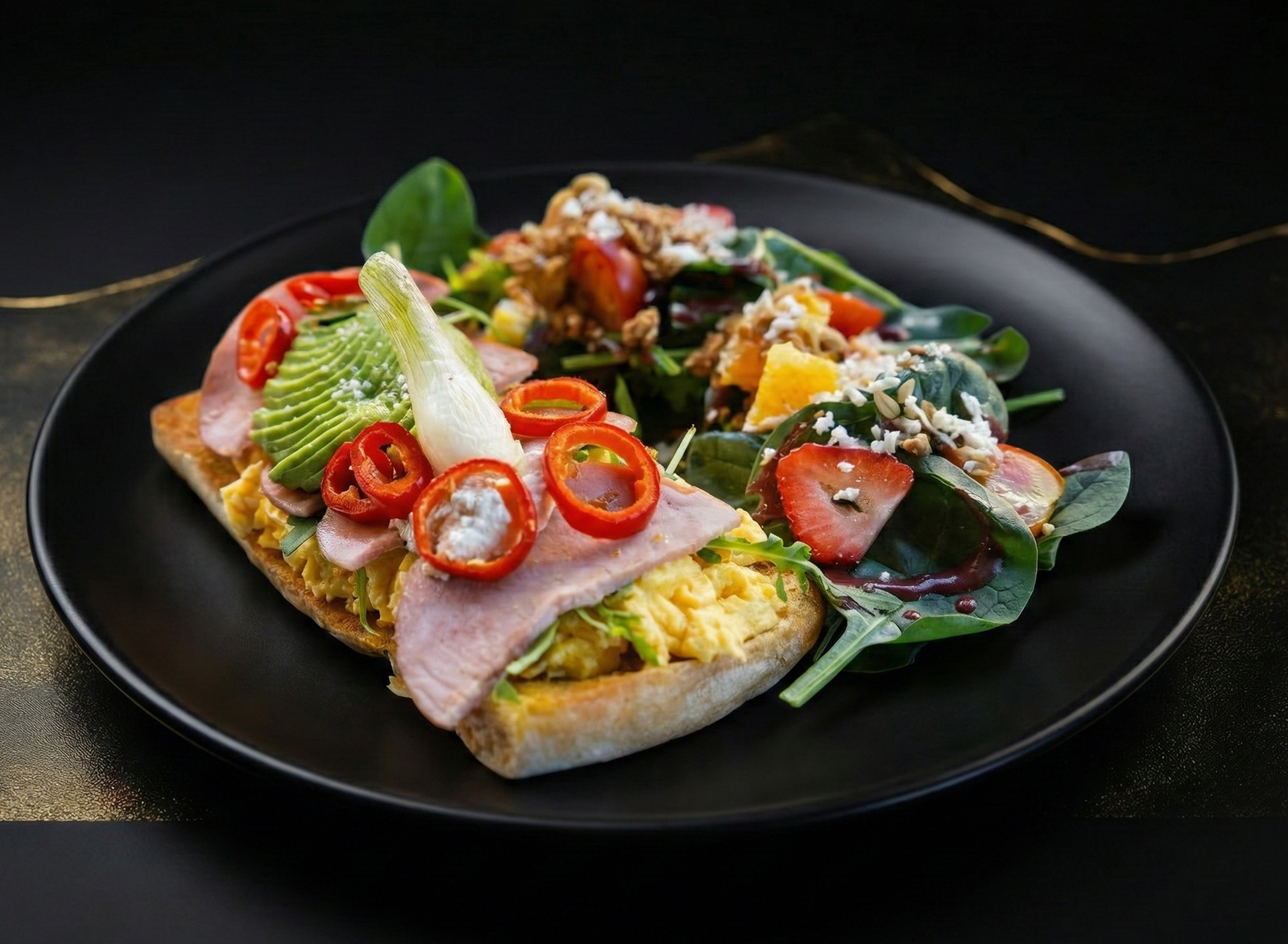 Especial Egg with ham toast ensalada
